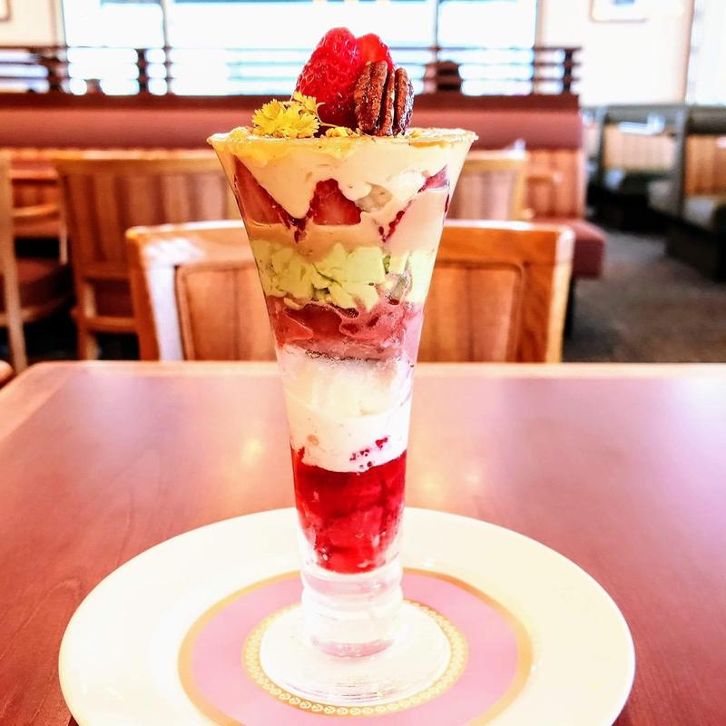 苺とピスタチオのブリュレパフェ(ロイヤルホスト仙川駅前店)