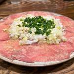 特選牛たん刺し(炭焼牛たん東山 新橋御成門店)