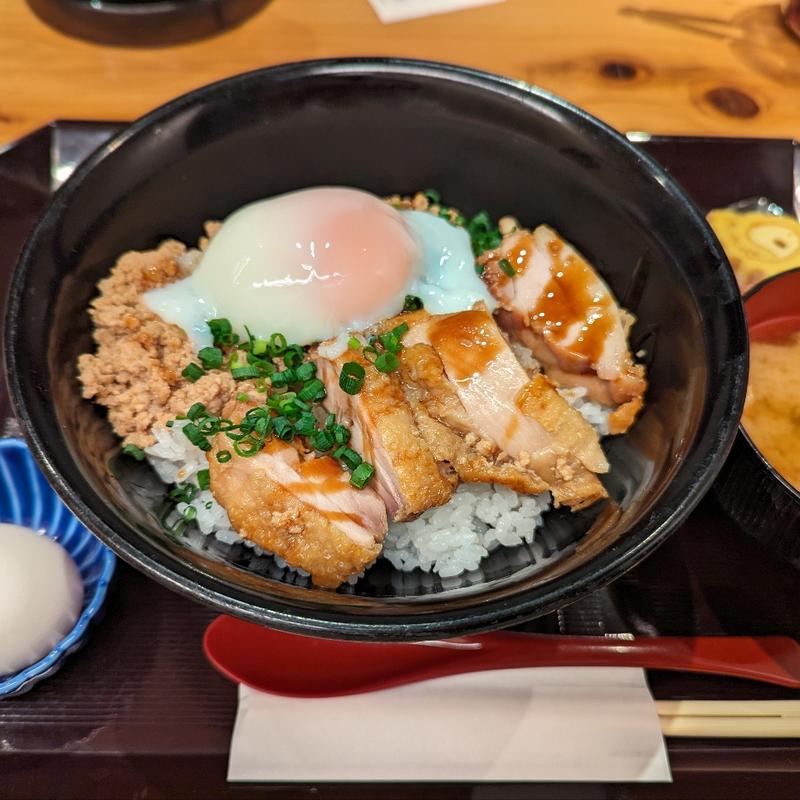 鶏照り焼きそぼろ丼(まる赤坂)
