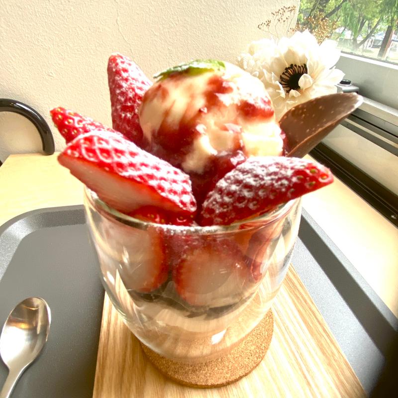 いちごパフェ(be-all ビオール スムージー＆コーヒースタンド)