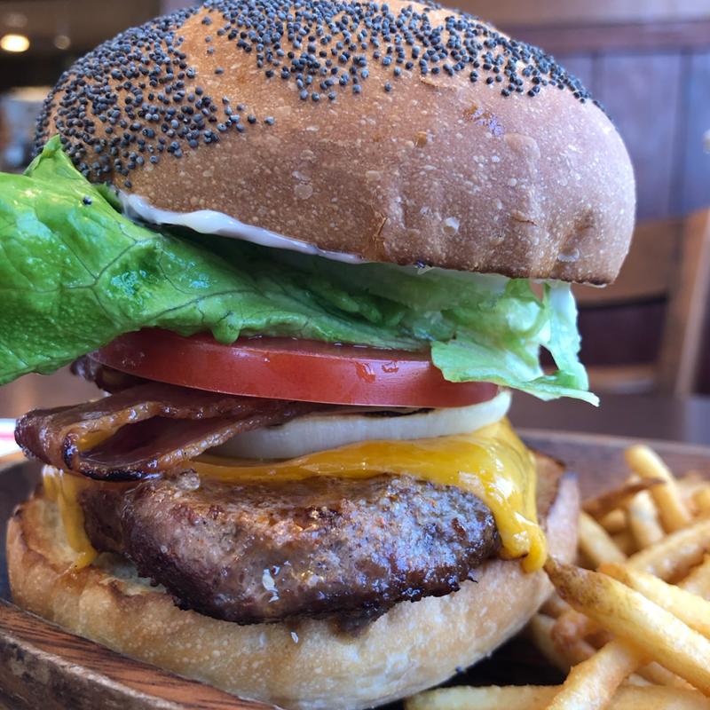 厚切りチーズベーコンバーガー(KUA`AINA 鎌倉店)