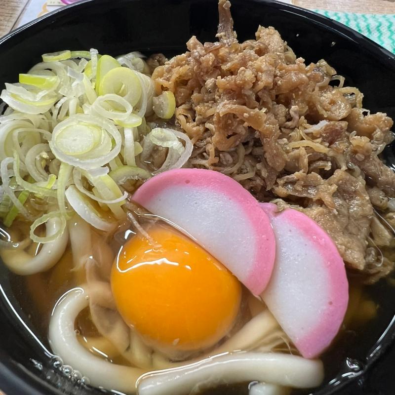 かしわうどん＋ 生卵(小倉ホームうどん)