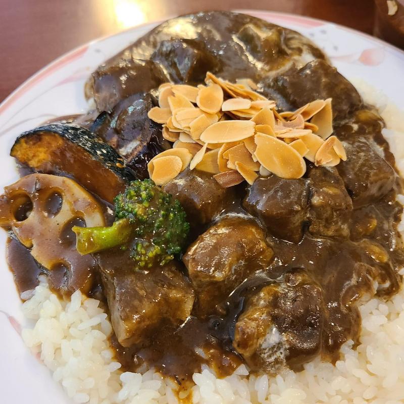 黒毛和牛スペシャルカレー チーズ スライスアーモンド(欧風カレー ル・ムーラン)