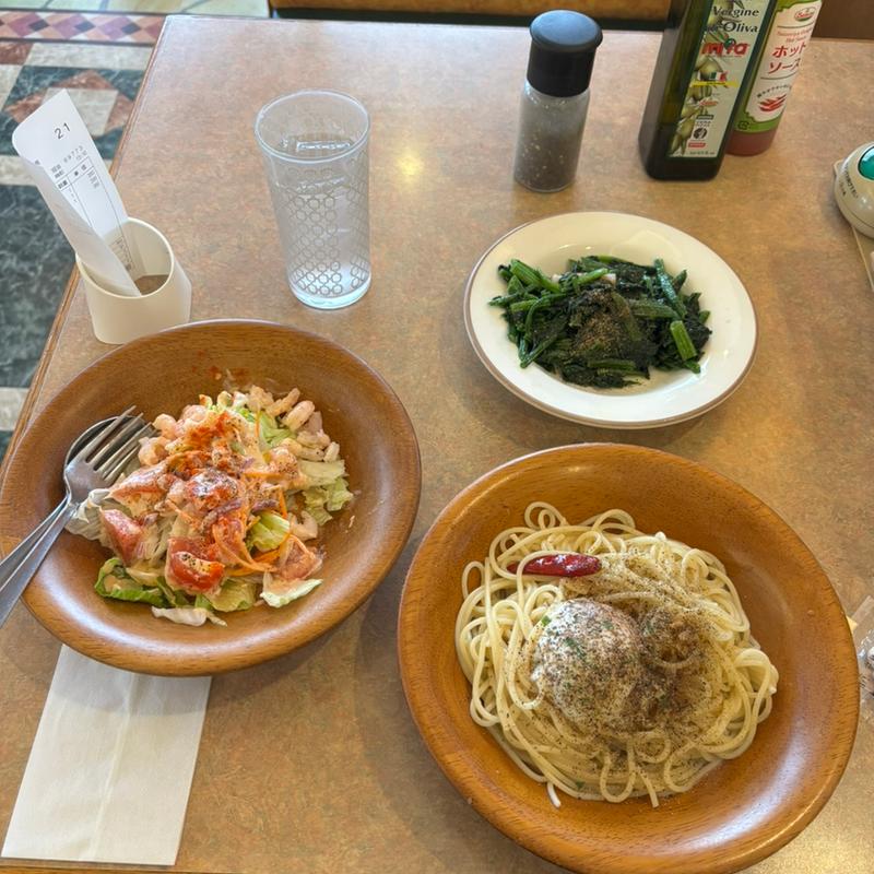 半熟卵のペペロンチーノ+ほうれん草+サラダ(サイゼリヤ 八千代大和田新田店)