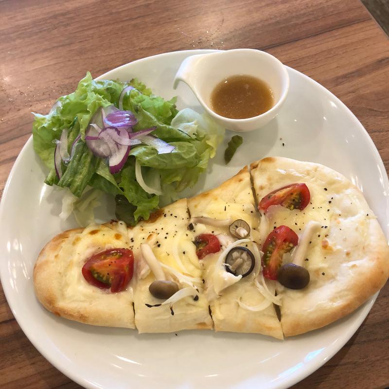 ホワイトソースのナンピザ(高倉町珈琲 清瀬店)