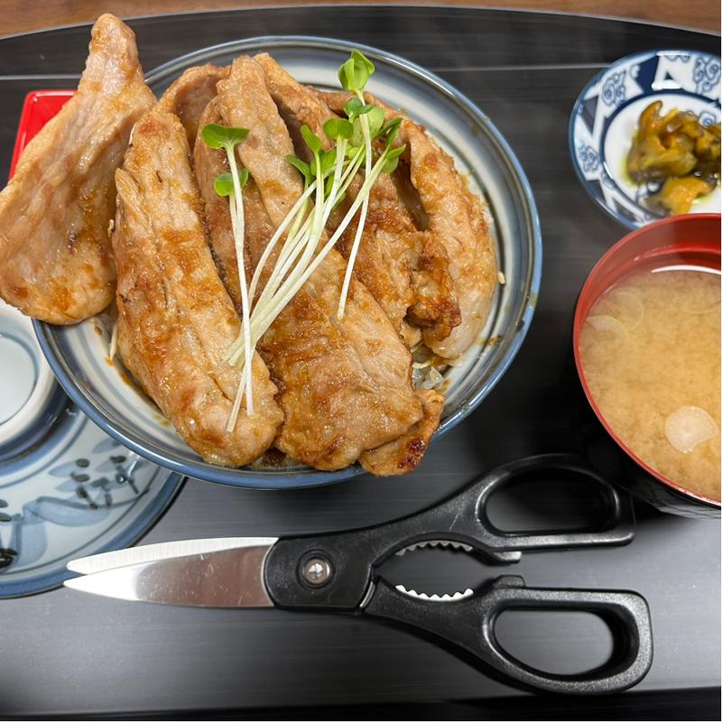 厚切り豚バラぶた丼(韋駄天や)