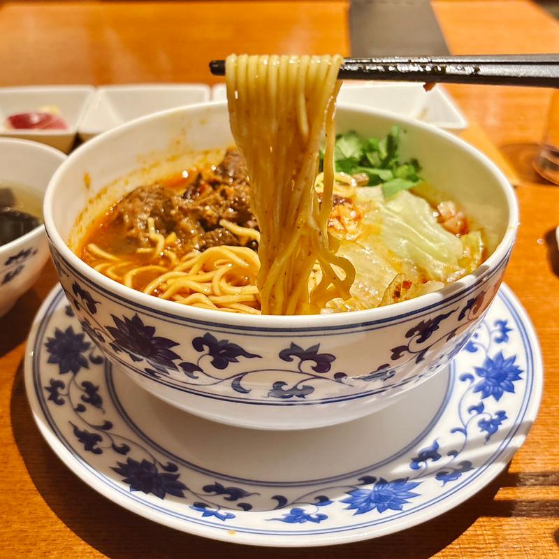 本場四川の牛肉麺(香飃牛肉麺)(老四川 飄香小院 六本木ヒルズ店)