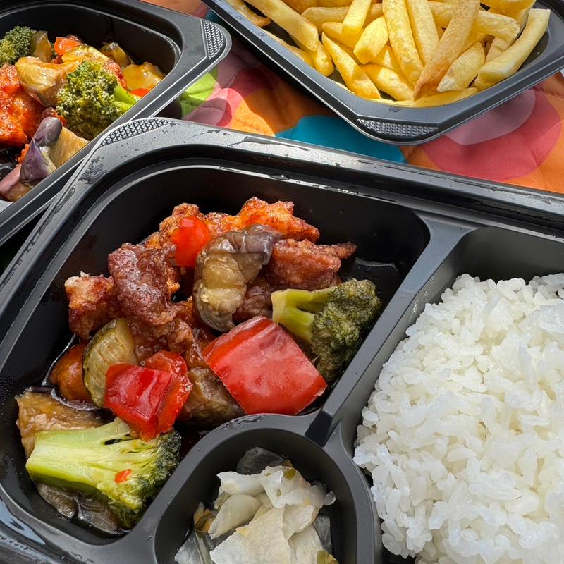 彩り野菜の黒酢唐揚げ弁当＋山盛りポテトフライ(ガスト 加古川平岡店 )