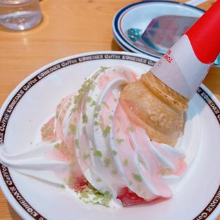 桜舞う　おぱんちゅうさぎのソフトクリーム(コメダ珈琲 新宿御苑前店)