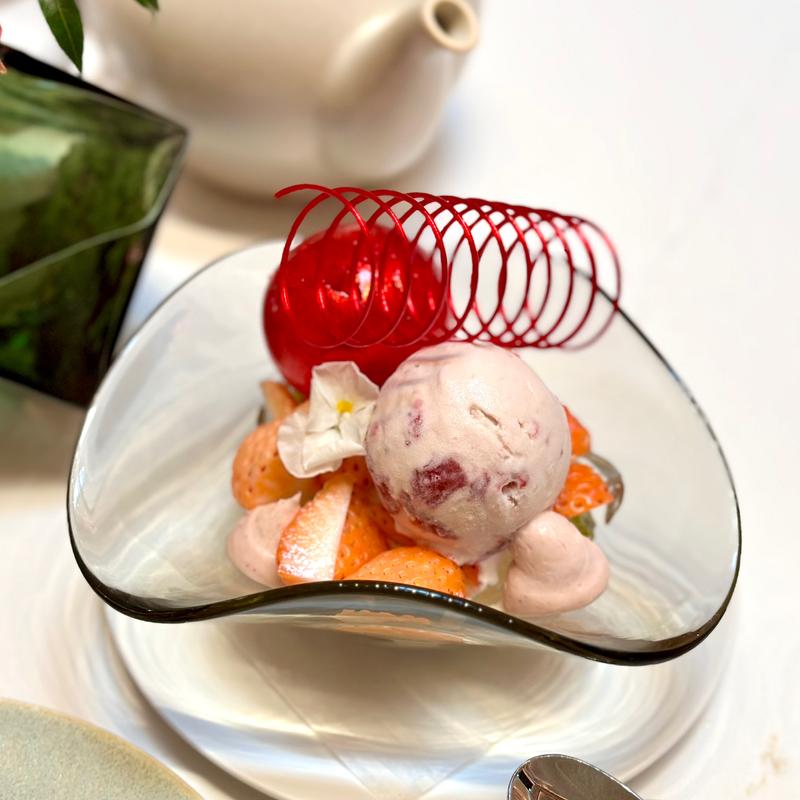 白苺のパフェ(ジャヌ パティスリー)