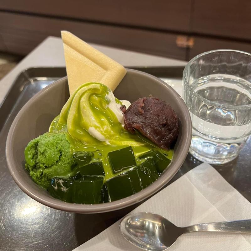 濃いお抹茶ソースの宇治抹茶パフェ(サンマルクカフェ 小田急豪徳寺駅店)