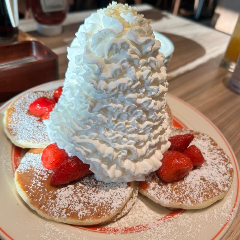 ストロベリー、ホイップクリームとマカダミアナッツ(Eggs ’n Things ふかや花園プレミアム・アウトレット店)