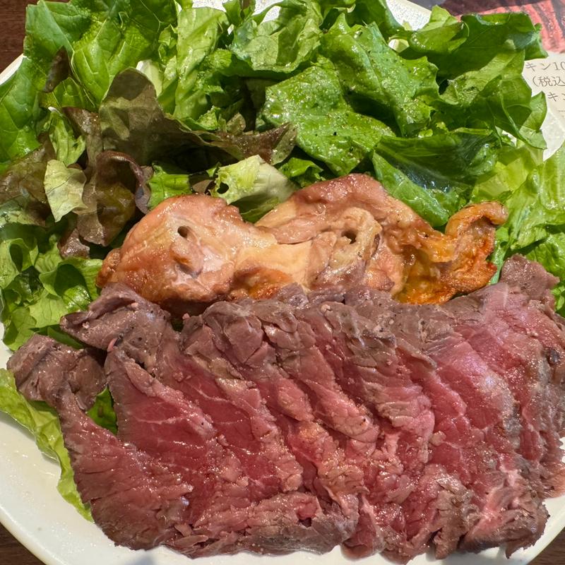 牧草牛150gとローストチキン100gのランチプレート(肉塊 UNO 虎ノ門店)