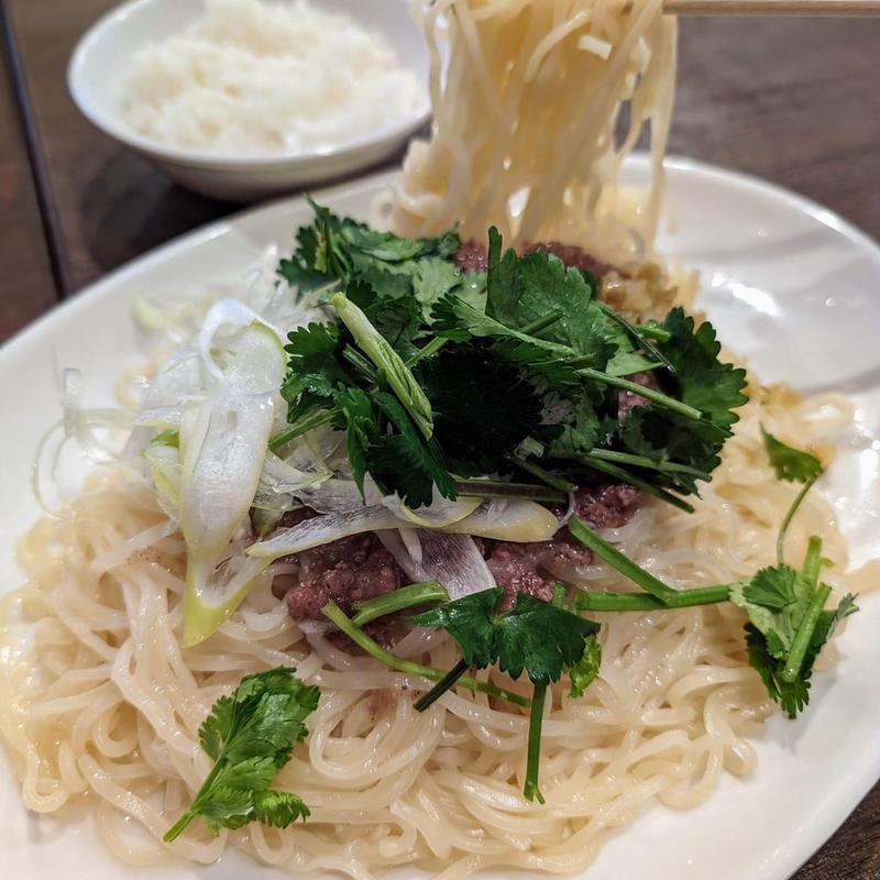 牛肉葱油乾拌麺 半ライス(麺屋 楽らく)