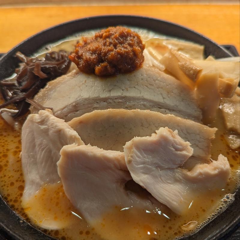 辛みそラーメン（しっとり鶏チャーシュートッピング）(つけ麺道 癒庵)