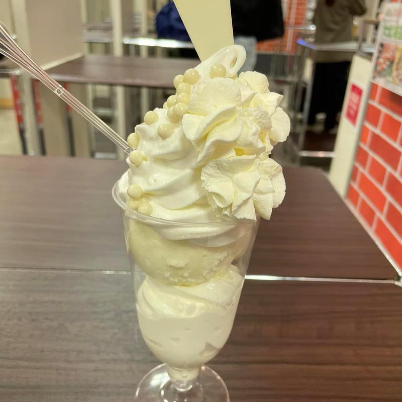 Wソフトクリームの白いパフェ(円山牛乳販売店)