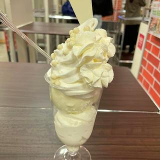 Wソフトクリームの白いパフェ(円山牛乳販売店)