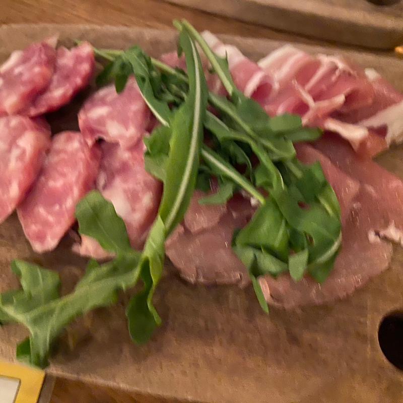 生ハムとサラミの盛り合わせ(YONA YONA BEER WORKS 新宿店)