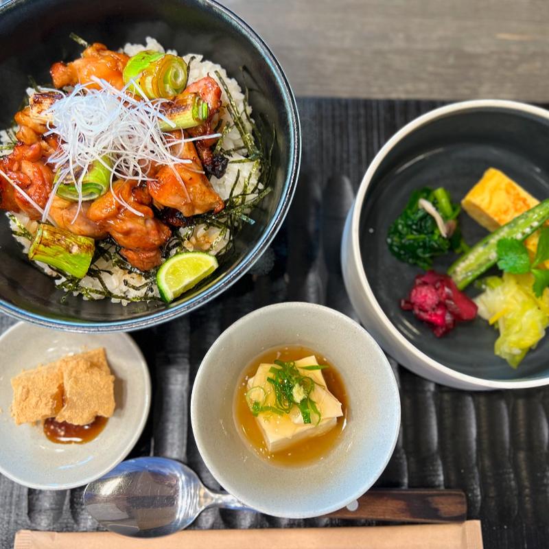 焼鳥丼(炭焼き炙り丼 KYOTO STYLE キャベツの想い)