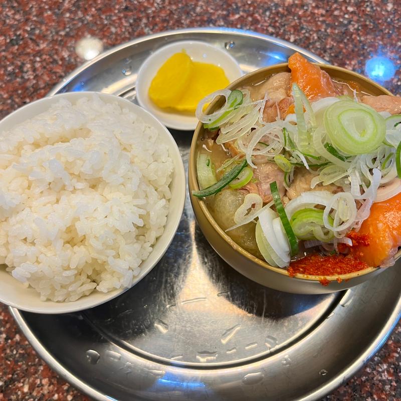 もつ煮込み定食並(煮込み屋 左斜め上24°)