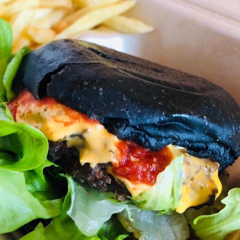 黒毛和牛ハンバーガー トマチー 黒バンズ(にくと、パン。騎射場本店 Niku to Pan【Meat&hamburger shop】)