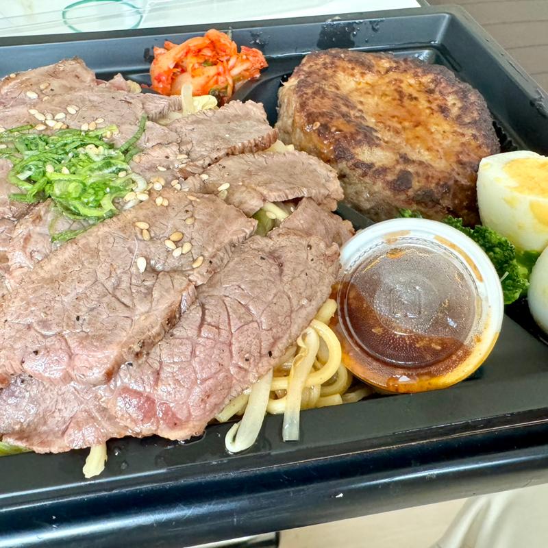 黒毛和牛炙り焼きステーキ＆和牛肉肉ハンバーグ弁当(黒毛和牛弁当 キッチンつむぎ)