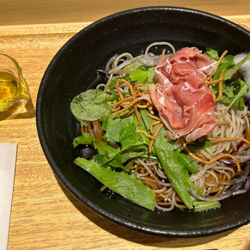 オリーブオイルで食べる生ハムサラダそば(そばいちイイトルミネ新宿)