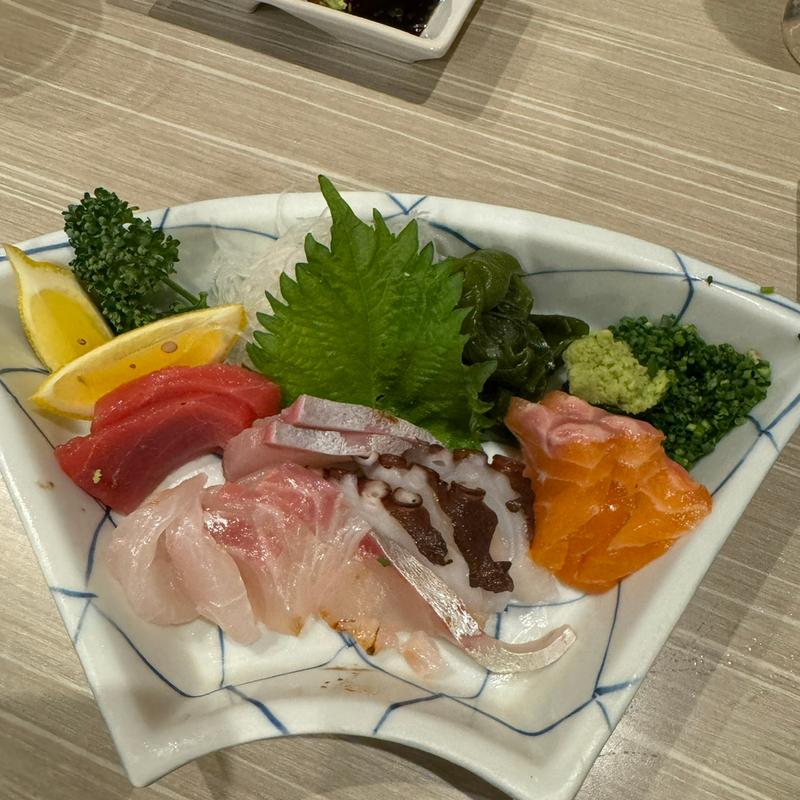 お刺身盛り合わせ(中)(居酒屋 山太)