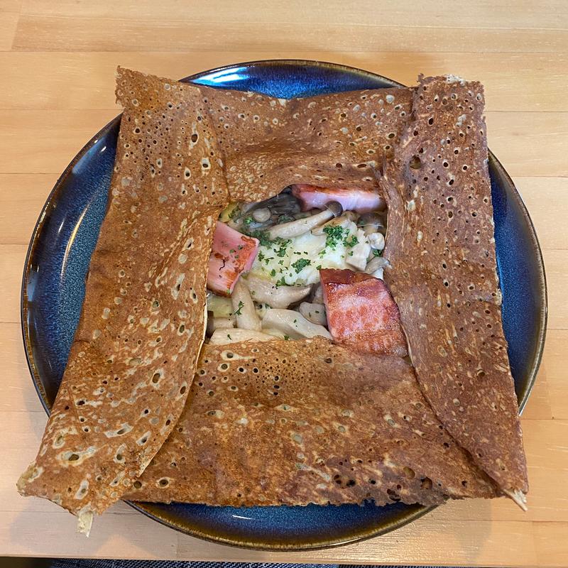 ベーコンとキノコのガレット(たまごとこなと)