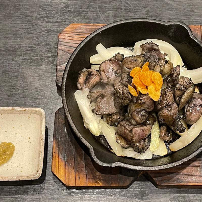 もも炭火焼き(ごろ焼き)熱々鉄板！(小)(鳥まる 聖天通店)