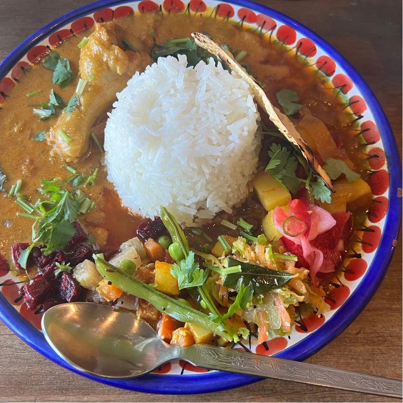 ノンベジ　チキンカレーとサツマイモのコザンブ　コンビカレー(Indian Canteen AMI)