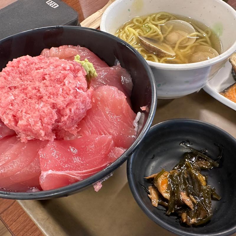 よくばり2色丼(大遠会館 まぐろレストラン )