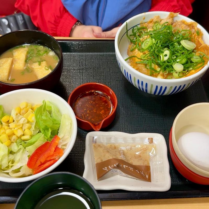 小ネギラー親子丼(食べラー、こだわり卵、季節のみそ汁、サラダ、ゴマドレッシング)(なか卯 船橋前原東店 )