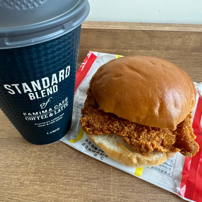 ファミチキバーガー➕カフェラテ・L(ファミリーマート 南万騎が原／Ｓ店)