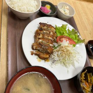 チキンステーキ定食(居間人)