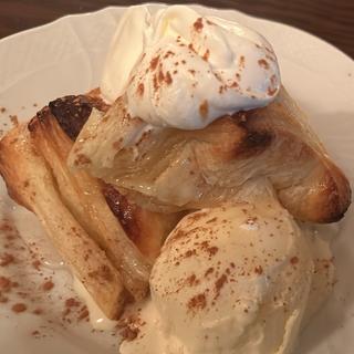 焼きたてHOTアップルパイ（バニラアイス付）