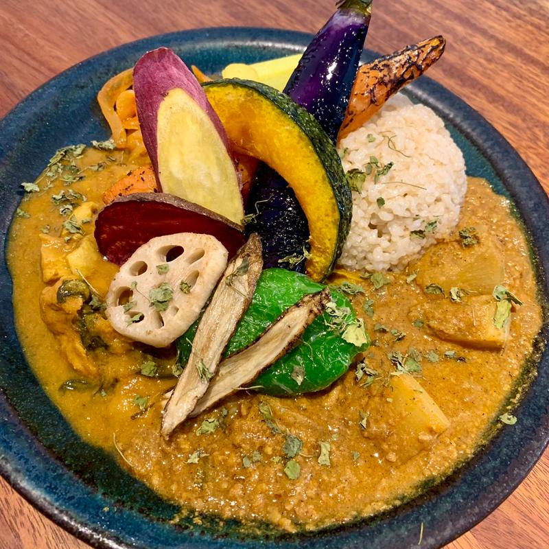 契約農家直送野菜使用たっぷり揚げ野菜　2種のあいがけカレー(KIKA)