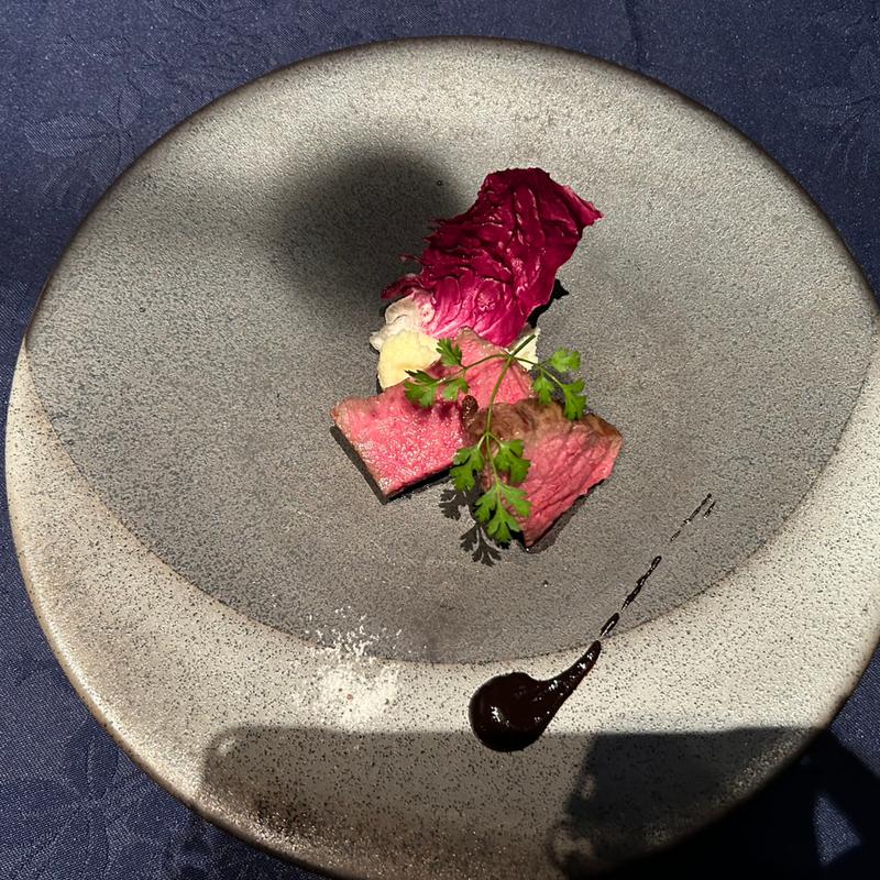 A5黒毛和牛"イチボ"のロースト　トリュフのお塩と黒にんにくのソースと共に(Fabi's（ファビズ）)