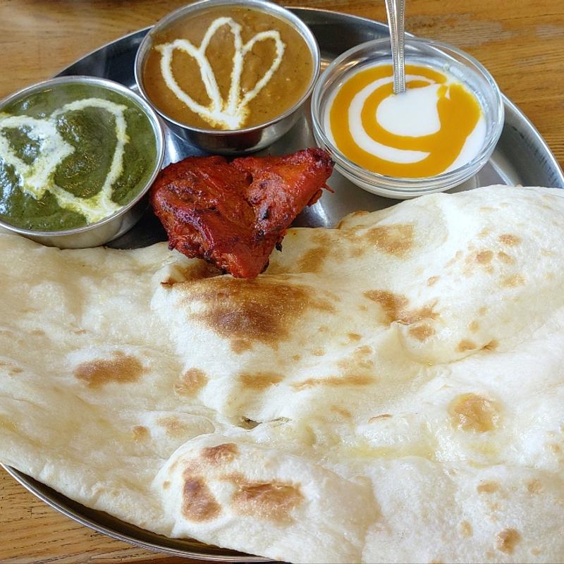 チキンカレーセット「ドリンクサラダナンサフランライス付き」(KUMIN クミン)