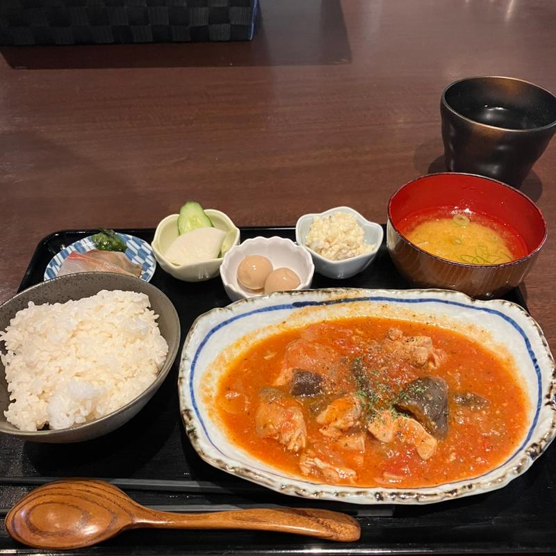 鶏肉のトマト煮込み定食(定食×居酒屋「よりどころ」)