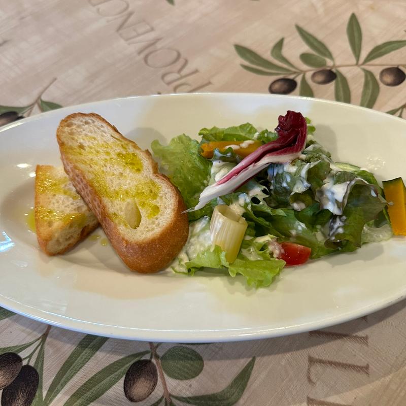 前菜サラダとバケット(サムズ倶楽部ハウス )