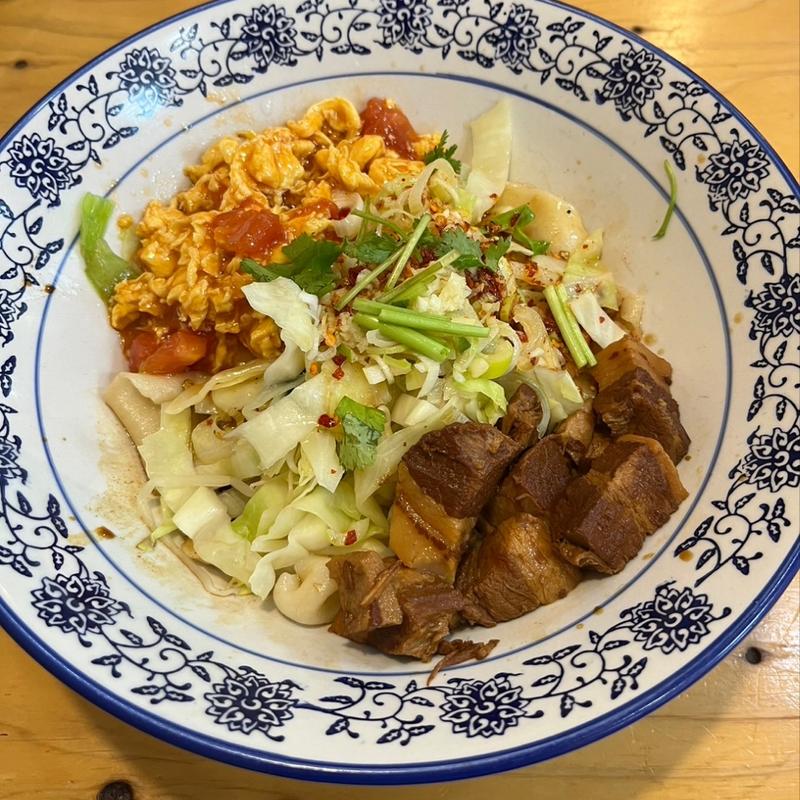 トマトヨウポービャンビャン麺(西安ビャンビャン麺)