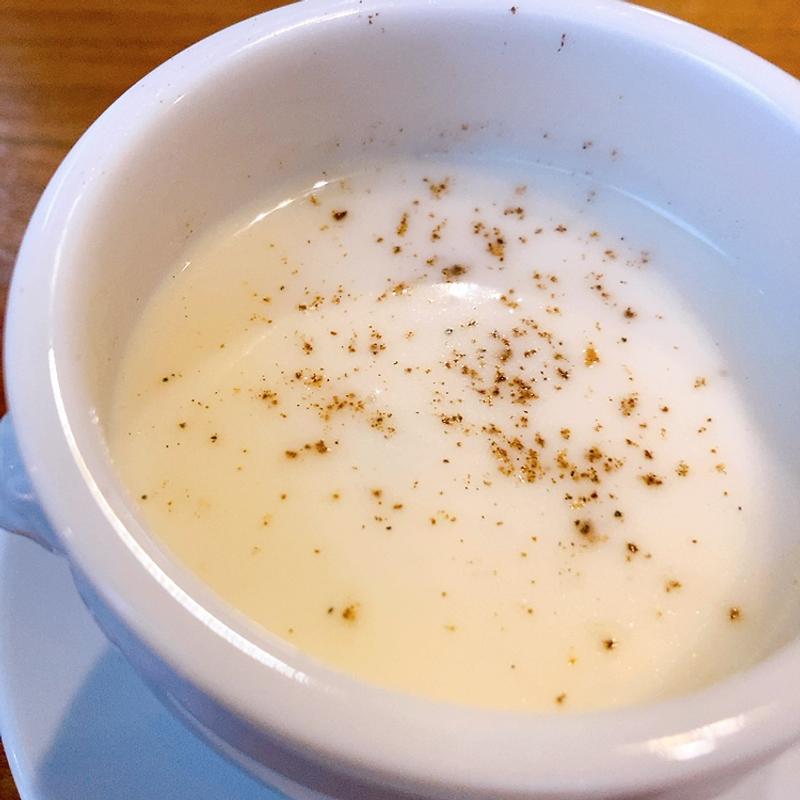 アサリと新玉ねぎのポタージュ（アミューズ）(ビストロ・アヴリル （BISTRO AVRIL）)