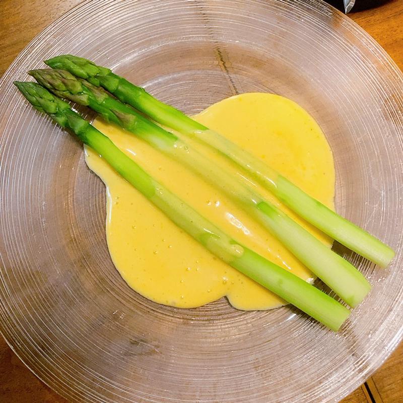 アスパラのオランデーズソース(ビストロ・アヴリル （BISTRO AVRIL）)