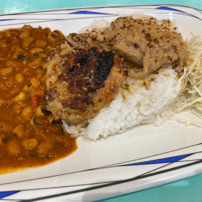 ハニーマスタードチキンとブラック豆カレー(Qasis)