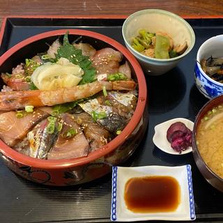 特別海鮮漬け丼(源七 くろとり食堂)