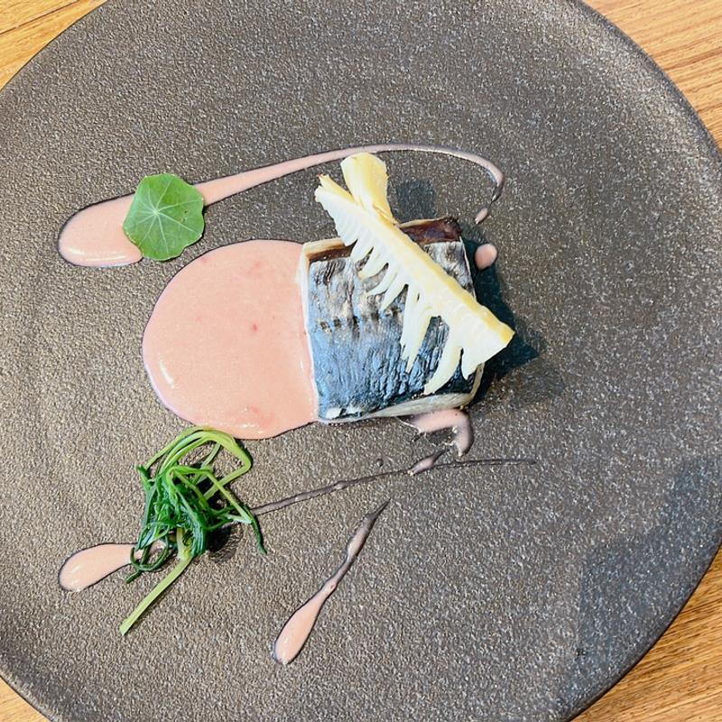 鳴門産鮮魚のアフォルノ 桜の花のヴァンブランソース(リストランテ フィッシュボーン)