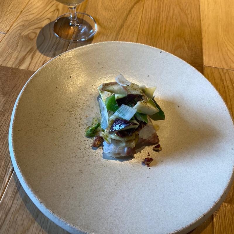 ウメイロと茄子、オリーブ、昆布とパセリオイル(Areko)