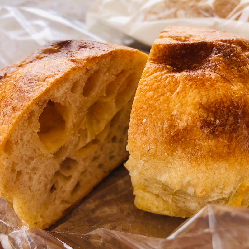 ゴーダチーズチャバタ (ベーカリーハコス （bakery hacos）)
