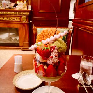 苺とピスタチオの桜香るグランパフェ(カカオティエ ゴカン 高麗橋本店)